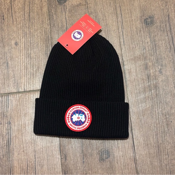 CANADA GOOSE BEANlE/HAT BLACK W/ RED LEBEL - Picture 2 of 3